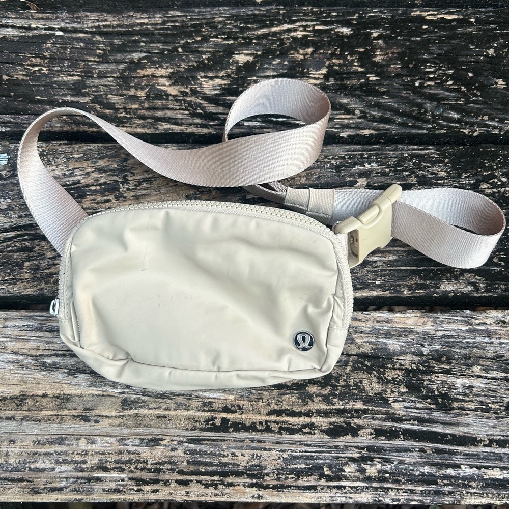 Lululemon Beige Zip Up Everywhere Belt Bag Crossbody Bag M1